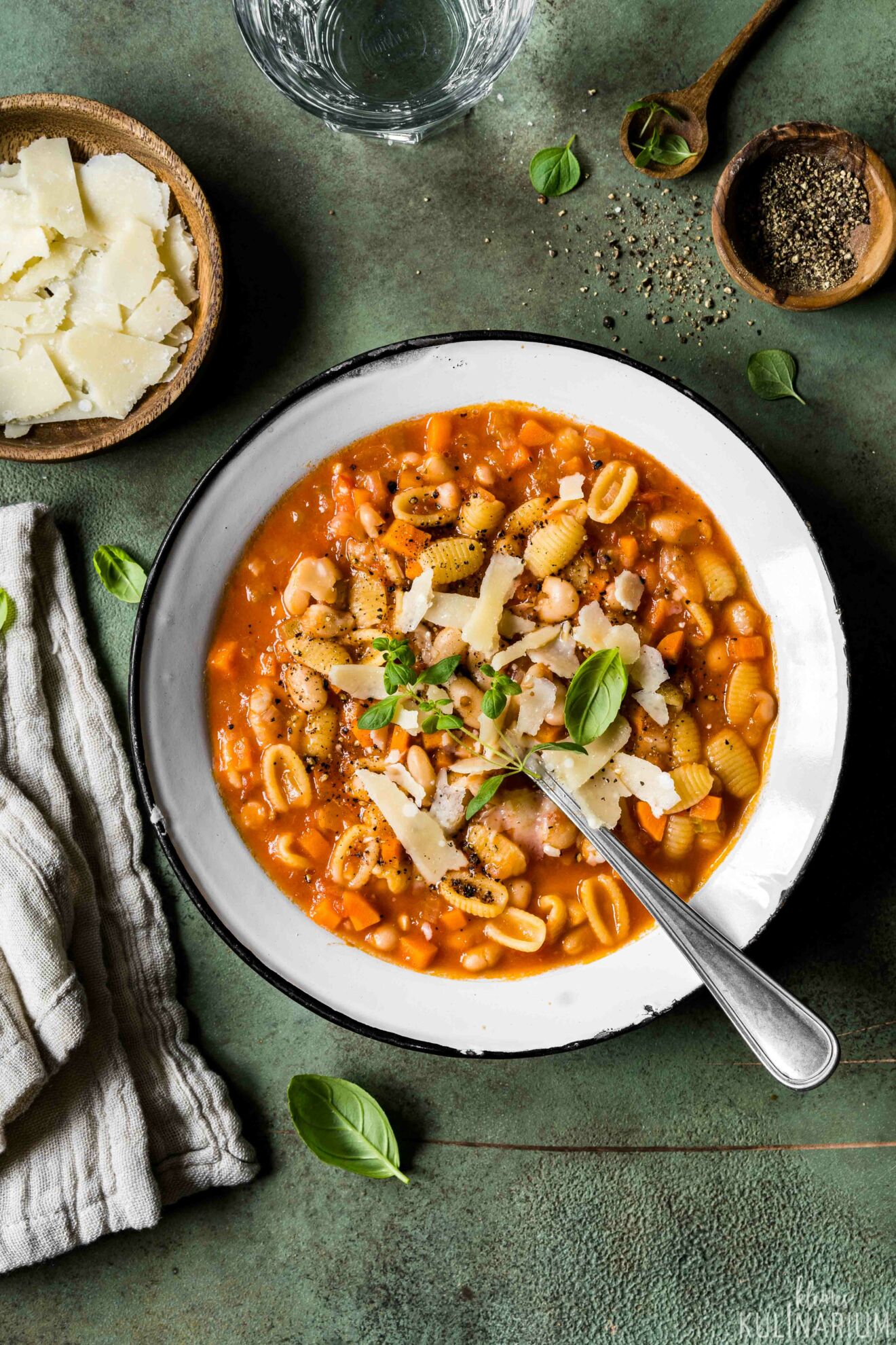 Pasta e fagioli italienische Nudelsuppe mit Bohnen - Kleines Kulinarium