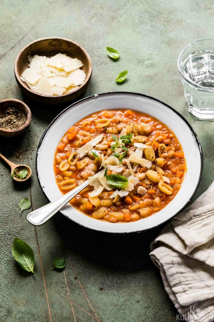 Pasta e fagioli italienische Nudelsuppe mit Bohnen - Kleines Kulinarium